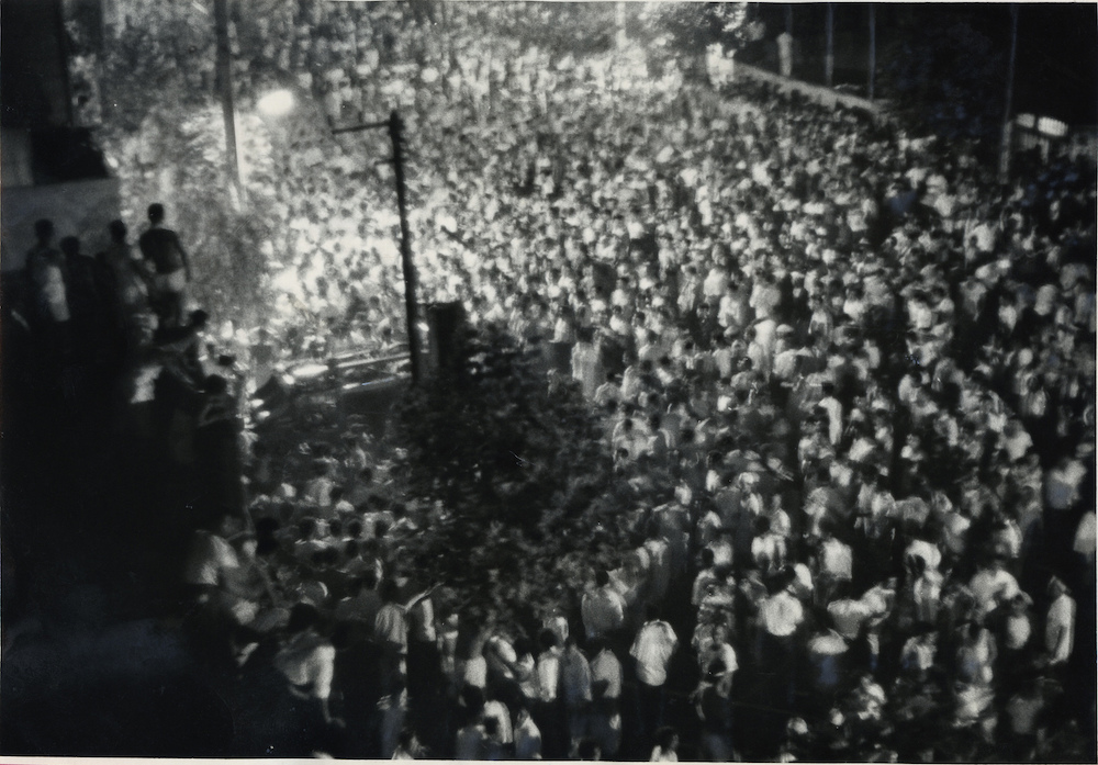 １９６０年　交番に放火・投石する群集　東…