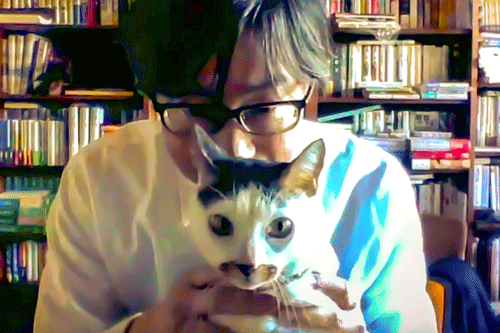 東山彰良さんと愛猫カグラ