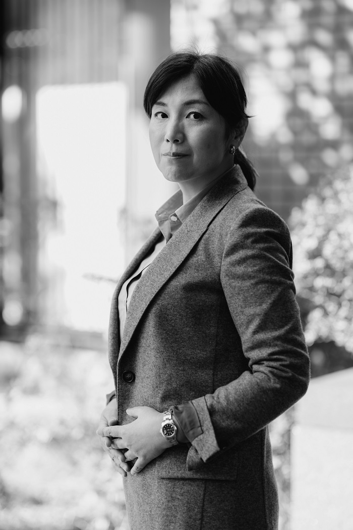 【著者インタビュー】柚月裕子『教誨』/理不尽な事件に対して抱く戸惑いや「どうして?」を小説に描く | 小説丸