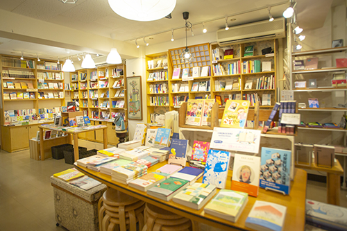 韓国書籍専門書店「チェッコリ」の店内