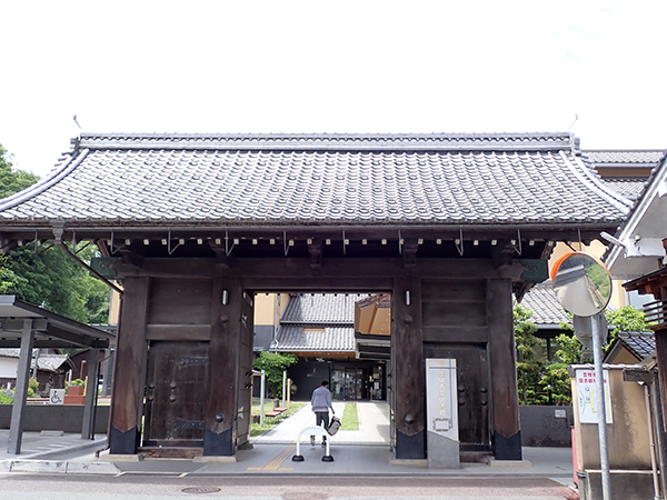 すばらしい門構えの豊岡市立図書館。