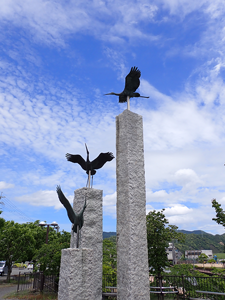 看板から銅像まで町の到るところにいる。