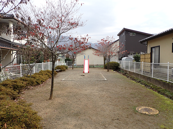 公園際の泉水路。